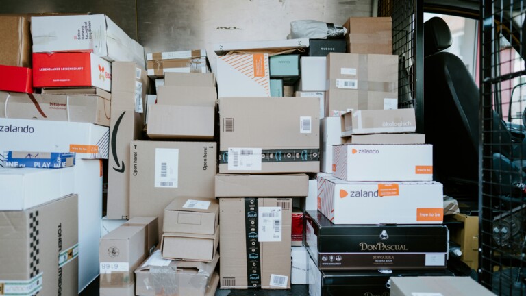 Πληρωμές με μετρητά στις παραδόσεις courier
