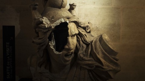 Το βανδαλισμένο άγαλμα της Μαριάννας, συμβόλου της Γαλλικής Δημοκρατίας, στο εσωτερικό της Αψίδας του Θριάμβου