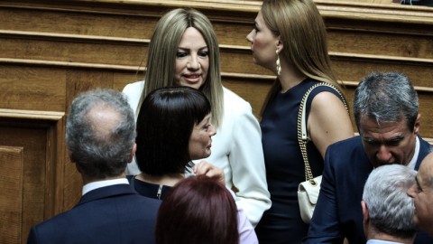 Η Νάντια Γιαννακοπούλου και η Φώφη Γεννηματά στη Βουλή