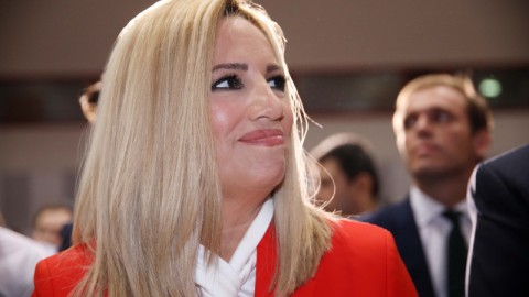 Η Φώφη Γεννηματά με κόκκινο κοστούμι