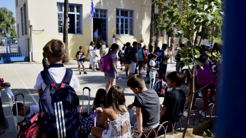 Προαύλιο σχολείου με μαθητές