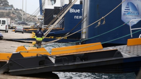Πλοίο στο λιμάνι του Πειραιά
