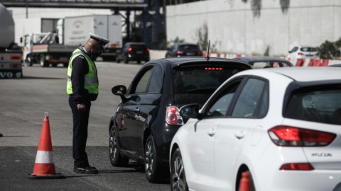 Έλεγχοι από την Ελληνική αστυνομία στα διόδια της Ελευσίνας