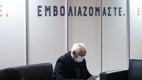 Αναμονή στο κέντρο εμβολιασμού