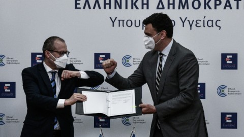 Ο Hans Kluge με τον Βασίλη Κικίλια λίγο μετά τις υπογραφές