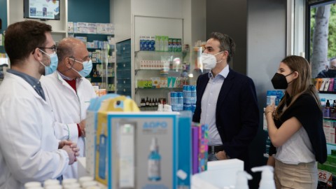 Ο πρωθυπουργός και η κόρη του σε φαρμακείο στην Καλλιθέα