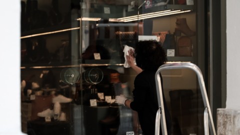 Προετοιμασίες για το άνοιγμα του λιανεμπορίου