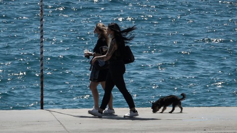 Δυο κοπέλες περπατούν στην παραλία του Φλοίσβου