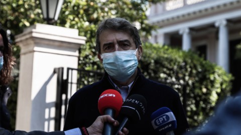 Ο Μιχάλης Χρυσοχοΐδης έξω από το Μέγαρο Μαξίμου