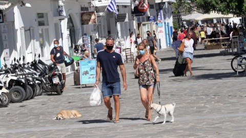 Τουρίστες σε κεντρικό δρόμο της Πάρου