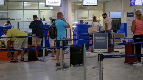 Τουρίστες στο αεροδρόμιο