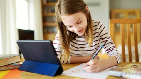 Ενα κορίτσι ζωγραφίζει μπροστά στο tablet του