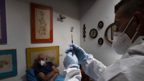 Ενας υγειονομικός κάνει εμβολιασμό με το εμβόλιο της Pfizer