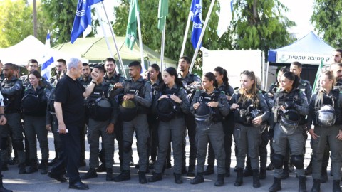 Ο Νετανιάχου με ισραηλινούς αστυνομικούς