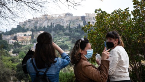 Γυναίκες ποζάρουν με φόντο την Ακρόπολη