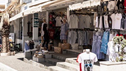 Τουριστικά μαγαζιά στη Σαντορίνη