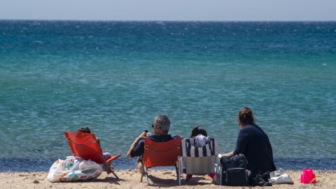 Μια οικογένεια μπροστά στη θάλασσα