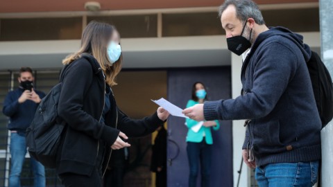 Μαθήτρια μπαίνει στο σχολείο της