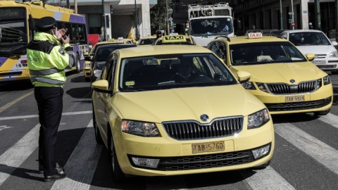 Έλεγχος σε ταξί στο κέντρο της Αθήνας