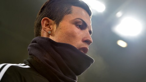 Κριστιάνο Ρονάλντο με κασκόλ σε γήπεδο με φώτα