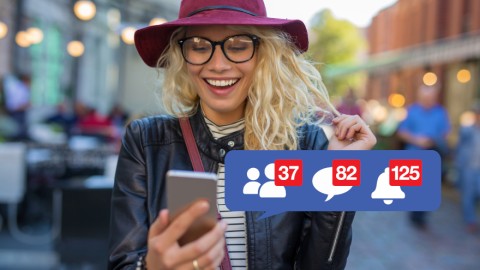 Χρήστης του Facebook με κινητό
