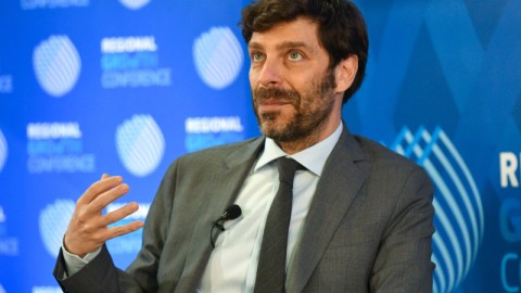 Γιατρομανωλάκης σε συνέδριο με κοστούμι καθισμένος