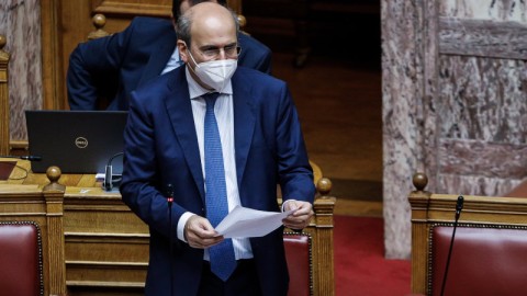 Χατζηδάκης με μάσκα στη Βουλή