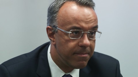 Χρήστος Σταϊκούρας με γυαλιά και κοστούμι