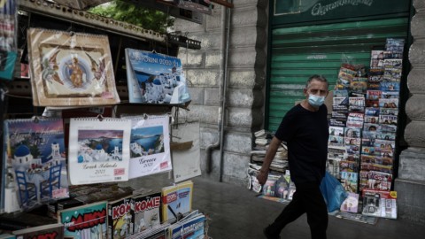 Ενας άνδρας με μάσκα περπατά στην αθήνα