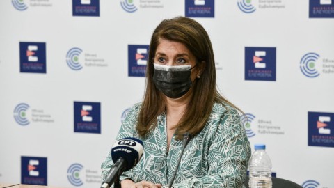 Παπαευαγγέλου με μάσκα σε ενημέρωση για κορωνοϊό