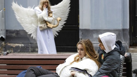 Ενα ζευγάρι σε παγκάκι, στη Ρωσία