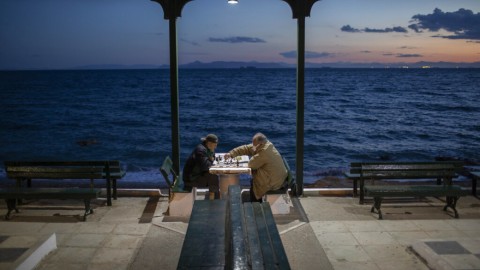Δυο άνδρες παίζουν σκάκι μπροστά στη θάλασσα