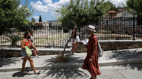 τουρίστες σε κέντρο Αθήνας το καλοκαίρι