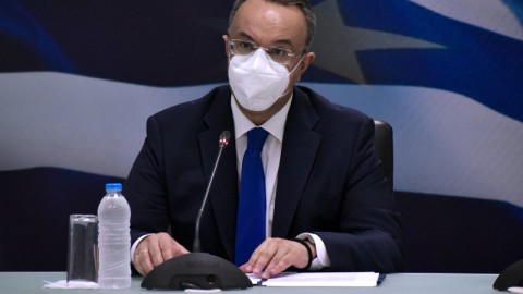 Σταϊκούρας με λευκή μάσκα σε ενημέρωση