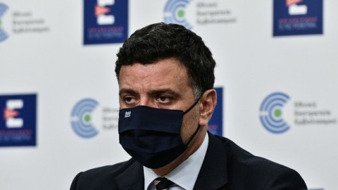 Κικίλιας με μάσκα σε ενημέρωση