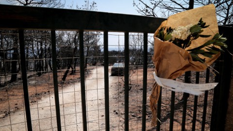λουλούδια σε κάγκελα μετά από φωτιά στο Μάτι