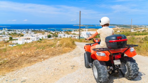 Τουρίστας οδηγεί στην Πάρο