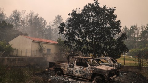 καμένο αυτοκίνητο από φωτιά σε Εύβοια