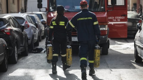 πυροσβέστες σε φωτιά στα Κάτω Πατήσια