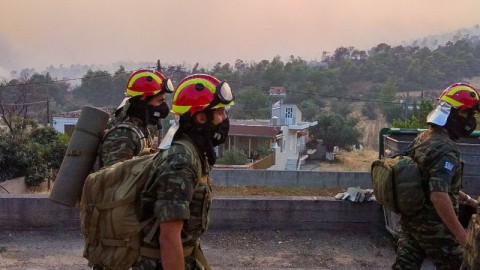 στρατός με κράνη στη φωτιά