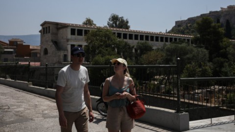 τουρίστες σε αρχαιολογικό χώρο