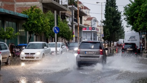 Πλημμυρισμένοι δρόμοι στον Πειραιά