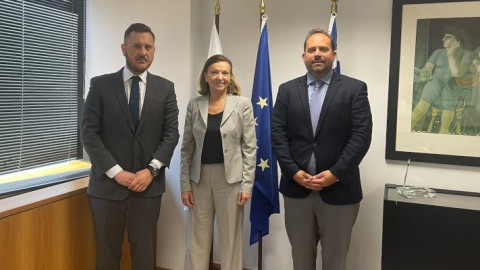 Η υπουργός Ανάπτυξης και Επενδύσεων, Ελένη Λουρή-Δενδρινού με τον πρόεδρο του ΔΣ του ΟΒΙ, Δημήτρη Χρόνη και τον γενικό διευθυντή, Παναγιώτη Κανελλόπουλο-Φωτογραφία Υπουργείο Ανάπτυξης