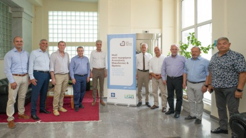 Ο CEO και μέλη της διοικητικής ομάδας της Alpha Bank πλαισιωμένοι από τους εκπροσώπους της τοπικής αυτοδιοίκησης της Περιφέρειας Ανατολικής Μακεδονίας και Θράκης (πηγή Alpha Bank)