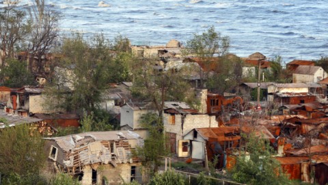 Κατεστραμμένα σπίτια στη Μαριούπολη