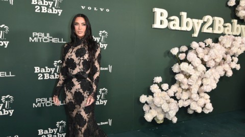 H Κιμ Καρντάσιαν στο Baby2Baby Gala-Φωτογραφία AP Images